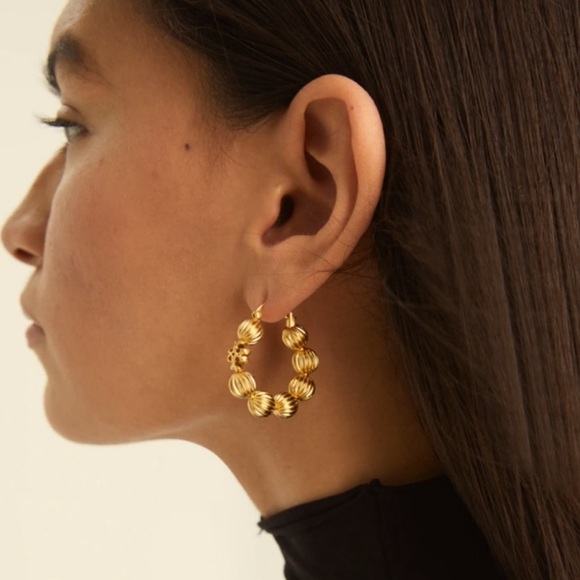 TORY BURCH • Roxanne Fluted Bead Hoop Earrings - Picture 2 of 6